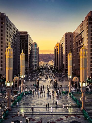 ساحة مشاة تتجه نحو الجبال عند الغروب